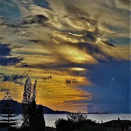 Steinturm Mit Dach-terrasse Zwischen Fluss, Und Gebirge- Spiti Pirgos Hébergement de vacances *