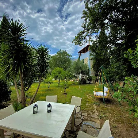 Steinturm Mit Dach-terrasse Zwischen Fluss, Und Gebirge- Spiti Pirgos * Szergúlasz-part