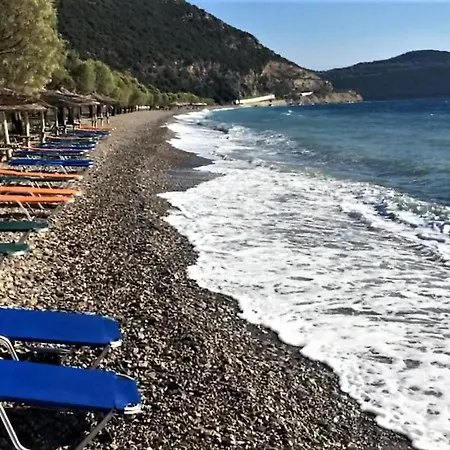 Steinturm Mit Dach-terrasse Zwischen Fluss, Und Gebirge- Spiti Pirgos Nyaraló
