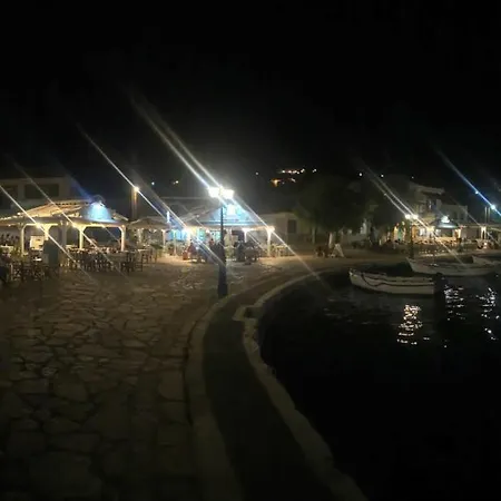 Nyaraló Steinturm Mit Dach-terrasse Zwischen Fluss, Und Gebirge- Spiti Pirgos