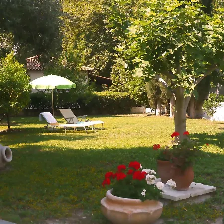 Steinturm Mit Dach-terrasse Zwischen Fluss, Und Gebirge- Spiti Pirgos Paralia Sergoulas