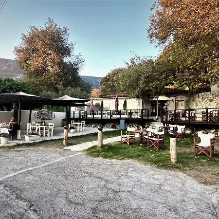 Steinturm Mit Dach-terrasse Zwischen Fluss, Und Gebirge- Spiti Pirgos * Paralia Sergoulas