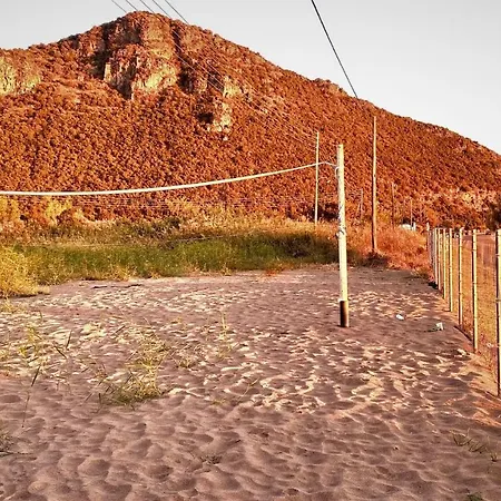 Steinturm Mit Dach-terrasse Zwischen Fluss, Und Gebirge- Spiti Pirgos Hébergement de vacances