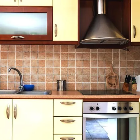 Steinturm Mit Dach-terrasse Zwischen Fluss, Und Gebirge- Spiti Pirgos