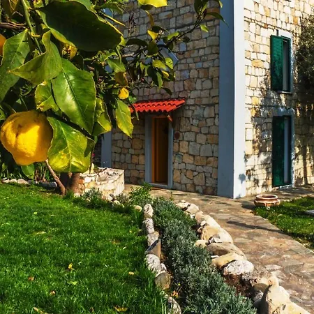 Hébergement de vacances Steinturm Mit Dach-terrasse Zwischen Fluss, Und Gebirge- Spiti Pirgos Paralia Sergoulas