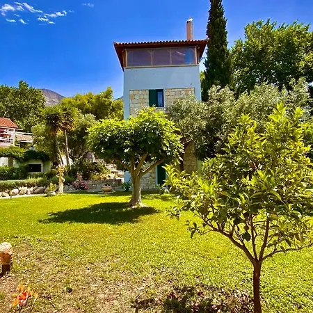 Steinturm Mit Dach-terrasse Zwischen Fluss, Und Gebirge- Spiti Pirgos