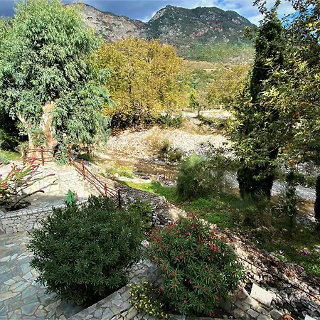 Steinturm Mit Dach-terrasse Zwischen Fluss, Und Gebirge- Spiti Pirgos Holiday home