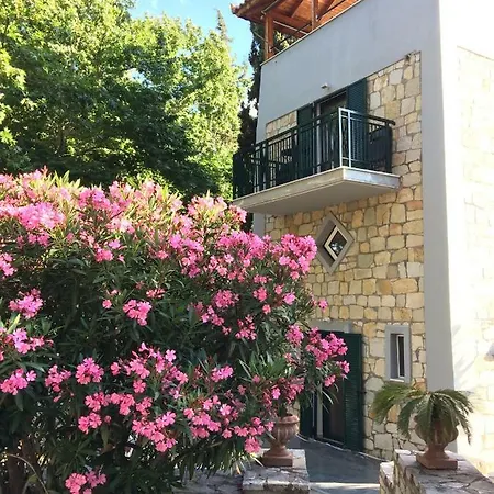 Steinturm Mit Dach-terrasse Zwischen Fluss, Und Gebirge- Spiti Pirgos Hébergement de vacances *