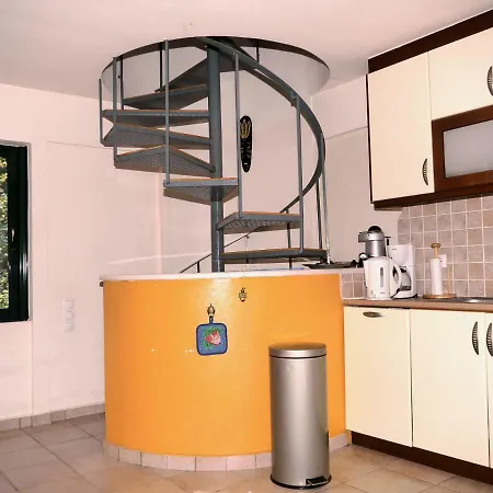 Steinturm Mit Dach-terrasse Zwischen Fluss, Und Gebirge- Spiti Pirgos Nyaraló *